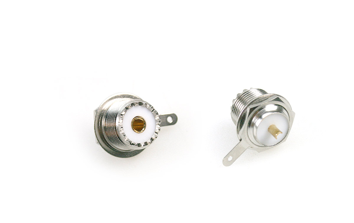 CON1317 Conector UHF PL Hembra para roscar en chasis, Diseño con compresión con doble sello que asegura una mejor protección contra la infiltración de agua, humedad y condensación. Supresión drástica del ruido de fondo, mejora de la atenuación del apantallamiento y pérdidas por inserción.