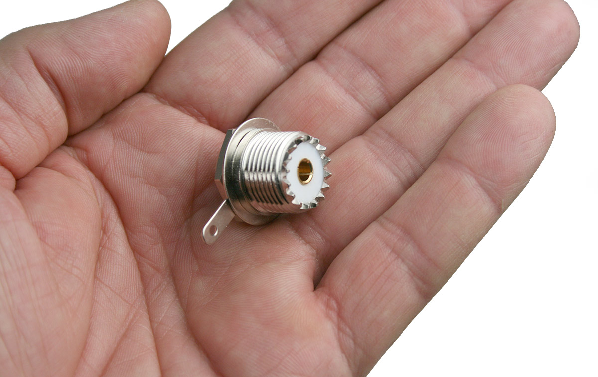 El CON1317 es un conector UHF PL hembra diseñado para roscar en un chasis. Este tipo de conector se utiliza comúnmente en aplicaciones de radiofrecuencia y comunicación para conectar cables coaxiales a equipos o dispositivos electrónicos, como radios o amplificadores.