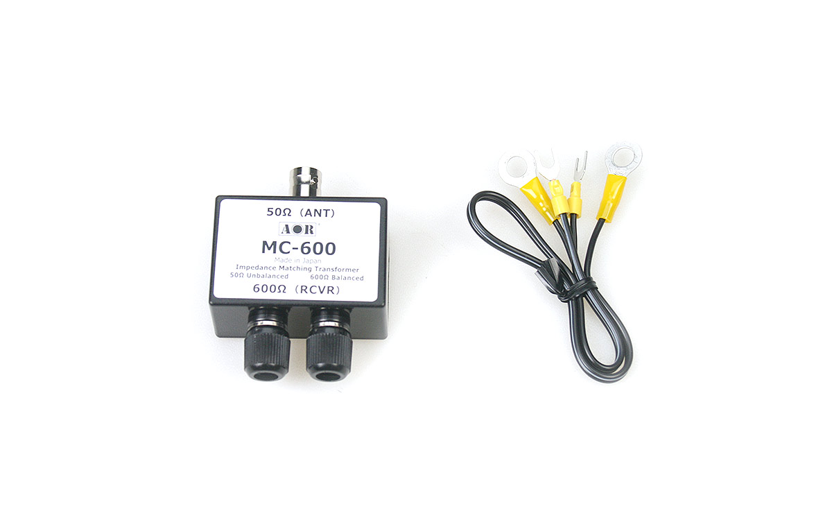 El AOR MC-600 es un elemento pasivo, que hace de adaptador de una antena de escaner de 50 ohmios a receptores antiguos de 600 ohmios de impedancia de entrada. De la misma forma, el MC-600 puede ser utilizado para adaptar antenas de alta impedancia a un receptor más actual con entrada de antena de 50 ohmios de impedancia