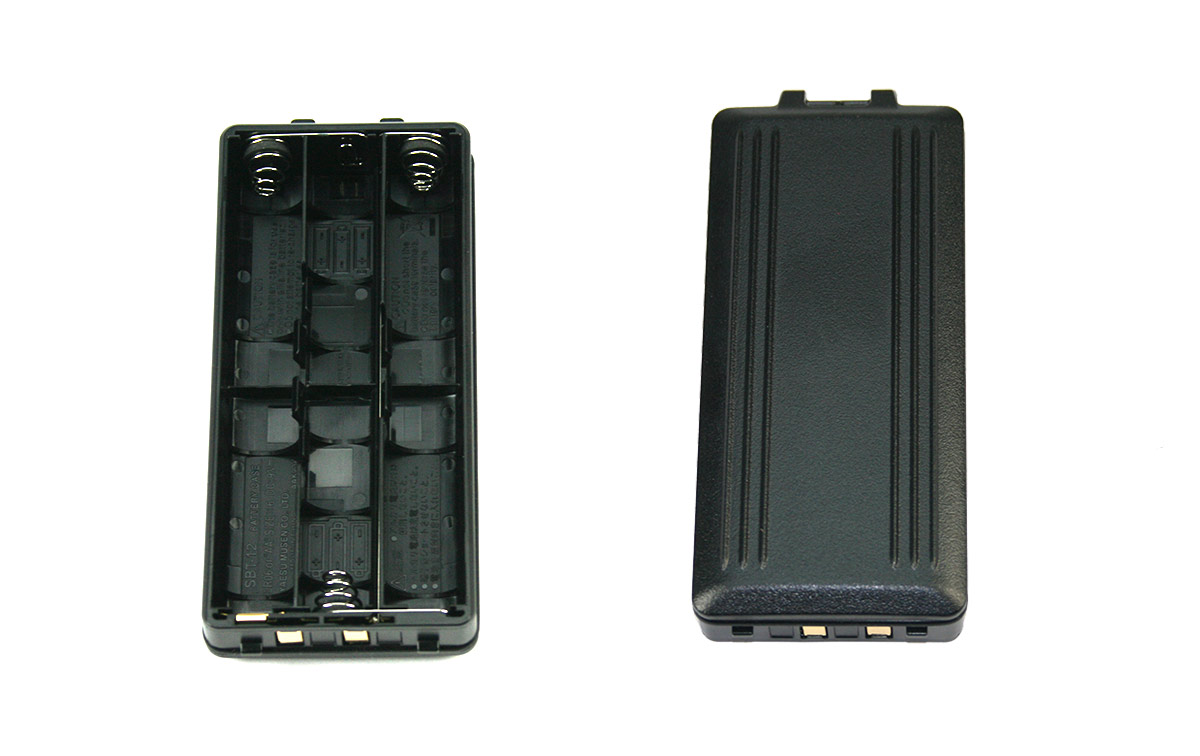 El SBT12 es un portapilas original de YAESU diseñado para acomodar 6 pilas tipo R6/AA (6 x AA). Está específicamente destinado para su uso con los modelos de radio YAESU FTA 550 L y FT750 L.