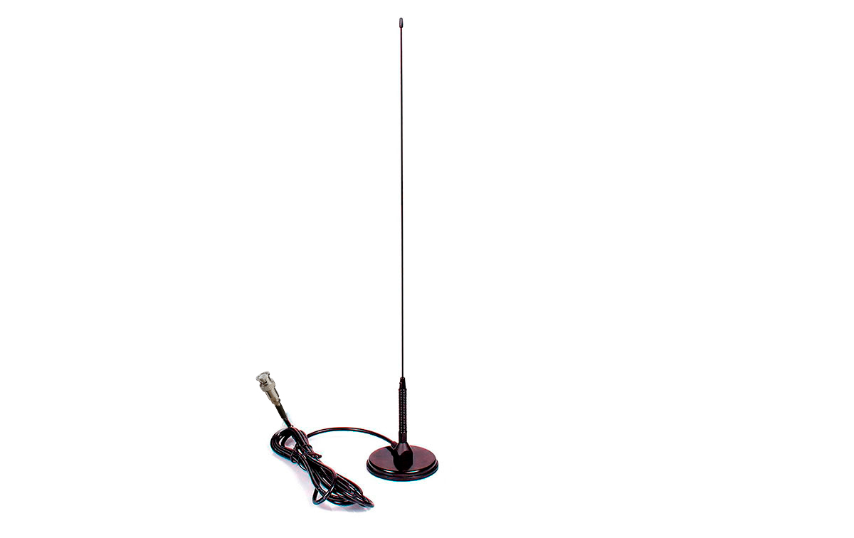 La antena móvil magnética bibanda Nagoya UT-72-BNC macho es una antena de alta potencia diseñada para su uso en vehículos. Tiene una longitud de 48 centímetros y un cable RG-58 de 2,95 metros que permite la conexión a una radio o equipo de comunicación. Es compatible con las bandas de frecuencia VHF (144-175 MHz) y UHF (430-470 MHz), lo que te permite recibir y transmitir señales en ambos rangos.