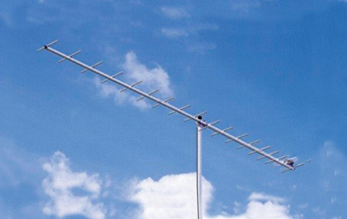 La antena Cushcraft A719B es una antena direccional diseñada para la banda de UHF, específicamente para frecuencias de 430 a 450 MHz. Esta antena cuenta con 19 elementos y está diseñada para proporcionar una alta ganancia y directividad, lo que la hace ideal para aplicaciones de comunicación de largo alcance en la banda de UHF.