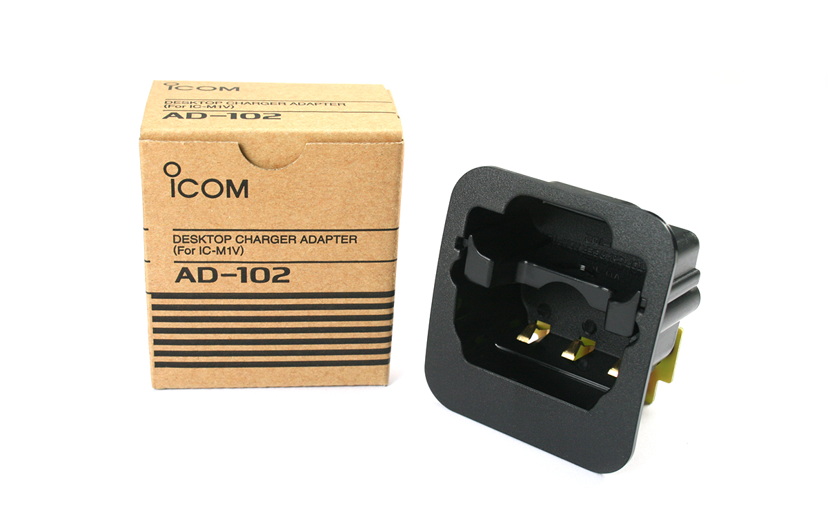 El cargador BC-121N es un cargador de baterías específicamente diseñado para los walkies náuticos de ICOM, y el adaptador AD-102 se utiliza en conjunto con este cargador para adaptarlo a las baterías BP-215.