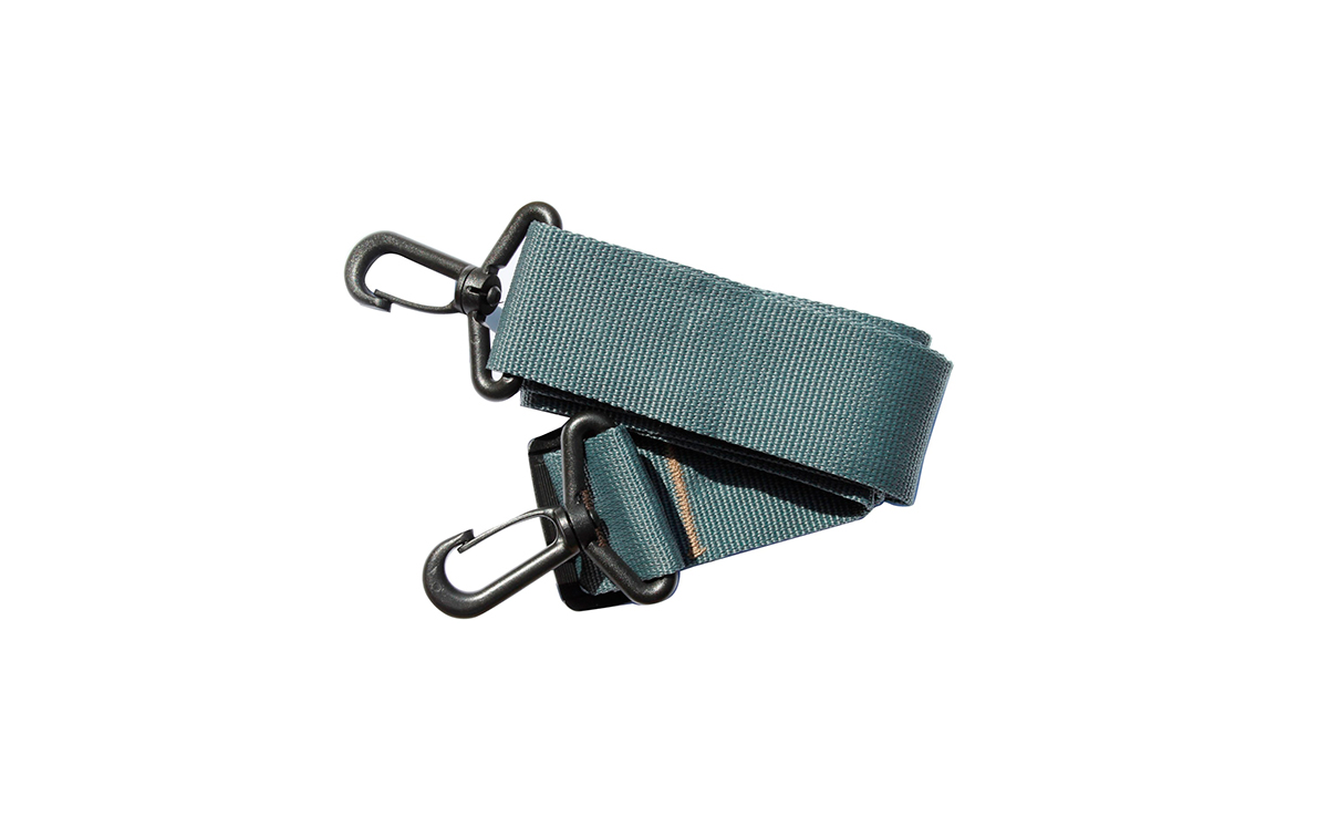 La cinta está equipada con ganchos a presión Duraflex® de alta calidad. Estos ganchos proporcionan una sujeción segura y confiable, lo que te permite llevar la funda tipo bandolera en el hombro de manera cómoda y segura.