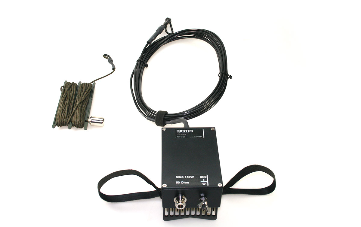El BANTEN 13126 es un antena vertical de cable diseñado para operar en un rango de frecuencia de 3 a 30 MHz. Este tipo de dipolo es ideal para ubicaciones reducidas y es especialmente adecuado para aplicaciones militares. La capacidad de operar en un rango de frecuencia amplio y la facilidad de instalación hacen que este tipo de antena sea versátil y adecuada para diversas situaciones. 