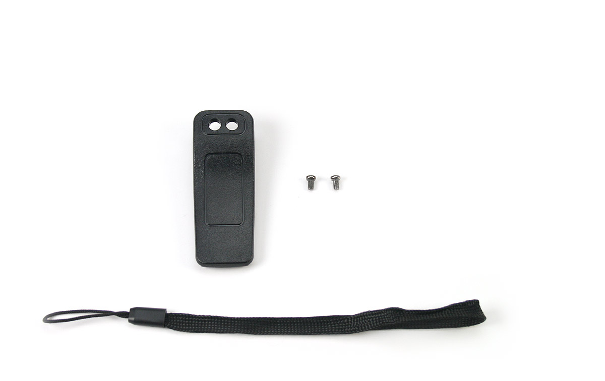 la presencia de los tornillos sugiere que el clip se puede fijar de manera más segura al dispositivo, evitando desprendimientos accidentales.