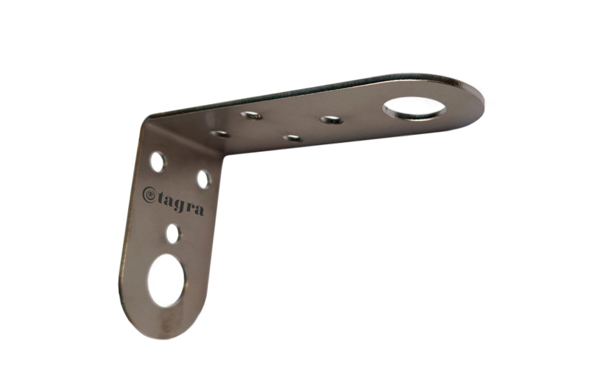 Las medidas exactas de este soporte son 64 x 98 mm, con un grosor de chapa de 2 mm. Estas dimensiones específicas aseguran una base sólida y duradera para montar tu antena de manera segura.