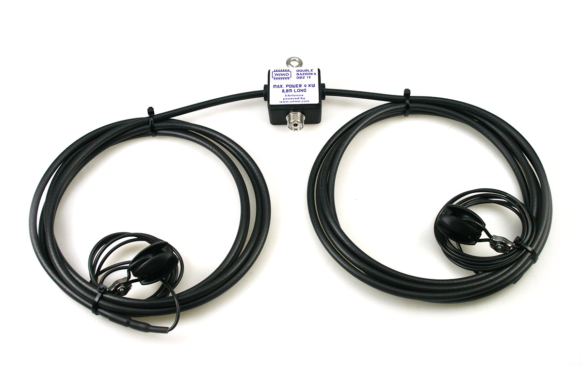 Mejora de la ROE a lo largo de un Rango de Frecuencias: A diferencia de un dipolo clásico, la antena Double Bazooka utiliza un cable coaxial en el punto de alimentación para servir como una línea de transformación. Esto ayuda a compensar la reactancia en el punto de alimentación a medida que aumenta la frecuencia, lo que resulta en una curva de ROE más plana en un rango de frecuencias más amplio. Esto significa que la antena puede funcionar de manera efectiva en múltiples frecuencias sin requerir ajustes constantes.
