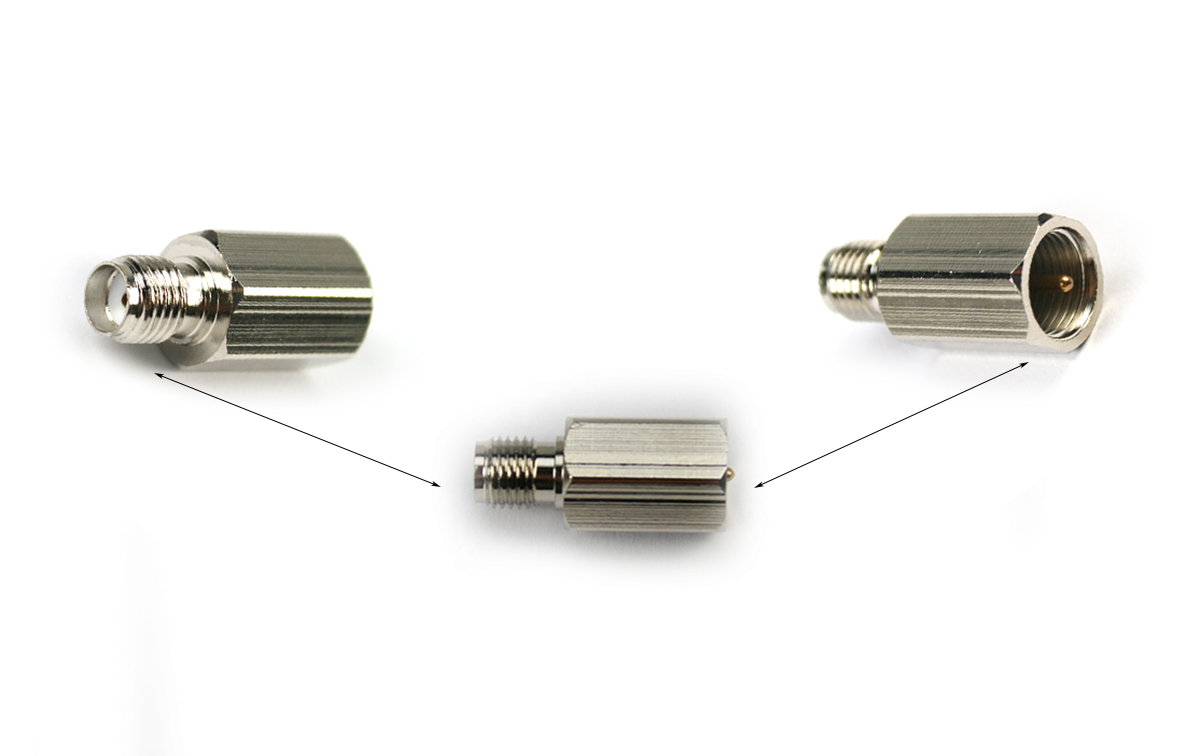 el adaptador fme macho a sma hembra es utilizado para conectar un cable o antena con conector fme macho a un dispositivo o antena con conector sma hembra. estos conectores son comunes en equipos de comunicaciones, como radios y antenas.