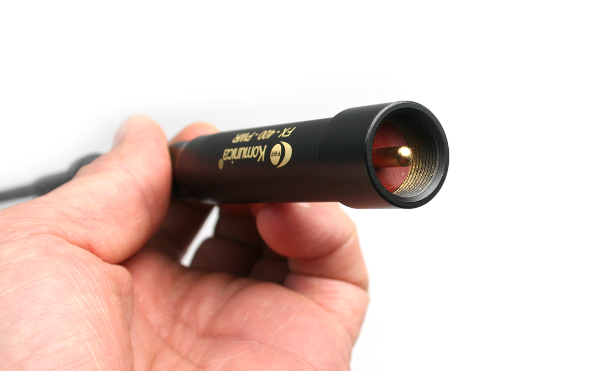 La FX-400-PWR de Komunica es una antena móvil bibanda diseñada para operar en las bandas de VHF y UHF, con la particularidad de contar con una varilla flexible y el sistema abatible 