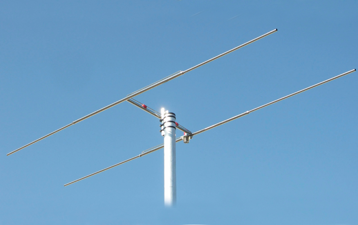HB9CV2M ANTENA Directiva VHF de mano 430 / 440 Mhz conector PL hembra. La antena HB9CV2M es una antena directiva de mano diseñada para operar en la banda de frecuencia VHF, específicamente en el rango de 144-146 MHz. Esta antena generalmente está equipada con un conector PL hembra, que es un tipo común de conector coaxial utilizado en equipos de radioaficionados y otros dispositivos electrónicos. La antena HB9CV2M es conocida como una antena 