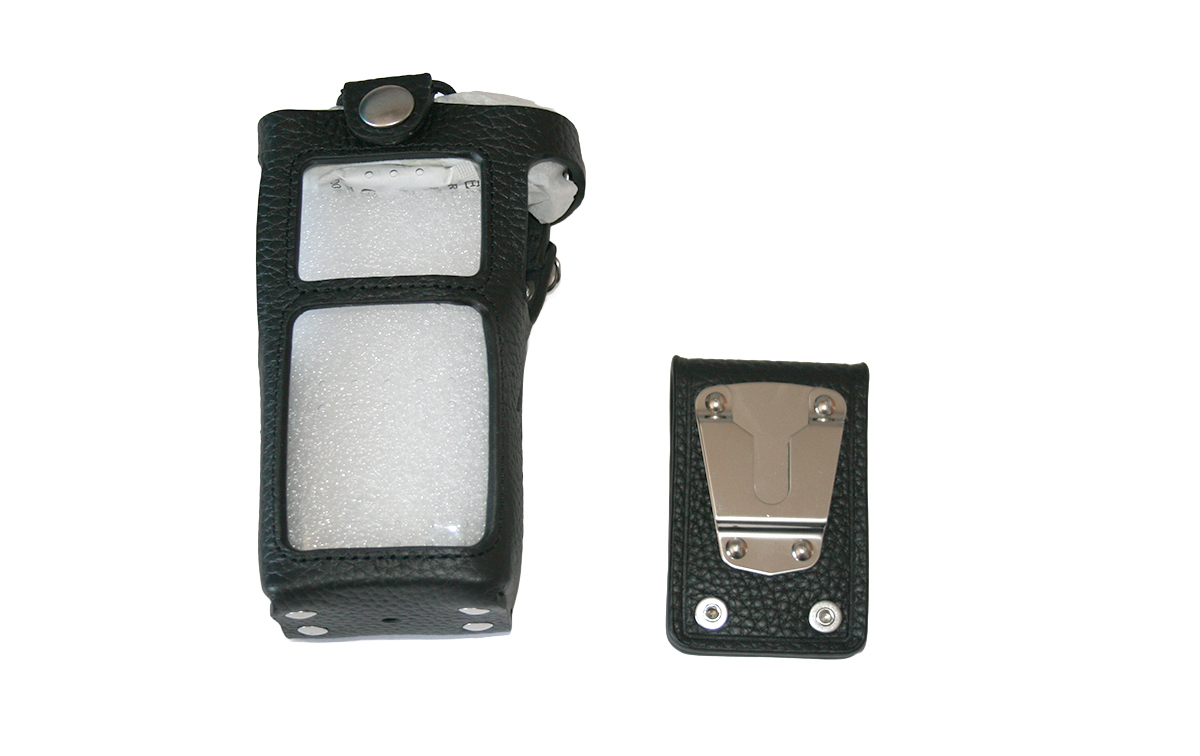 Su diseño está pensado para un ajuste firme del equipo, permitiendo el acceso a los controles principales sin necesidad de retirar el walkie de la funda.