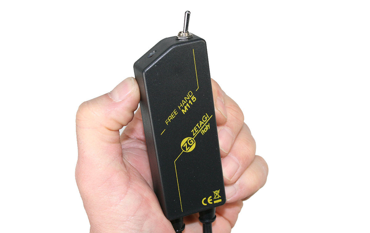 Conector de 4 Pines: Este micrófono está equipado con un conector de 4 pines, lo que lo hace compatible con radios como ALAN 100 PLUS, SUPER STAR SS3900, JOPIX 2000, y otros modelos que utilicen este tipo de conector. 