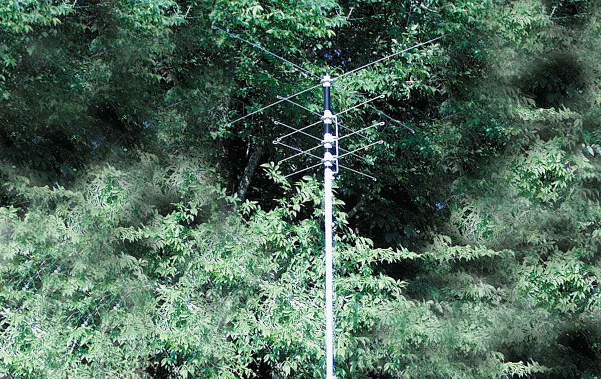 MFJ1795 MFJ Antena Movil HF Vertical 40 -20-15-10-metros. La reducción de tamaño se logra mediante bobinas de carga y separados para cada banda en la parte superior de la antena. Los materiales de alta calidad y la construcción del sistema de carga HF permiten una potencia máxima de 1500 vatios SSB PEP en 40, 20, 15 y 10 metros.