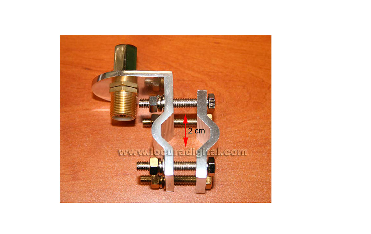 MFJ342T Soporte para antenas rosca 3/8 ideal para sujetar en barandillas o tubos, conector inferior es PL hembra.