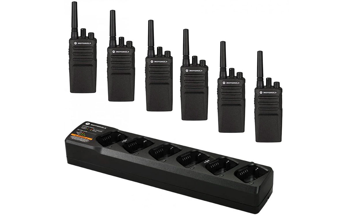 MOTOROLA 420-KIT6 Walkies 6 unidades USO LIBRE PMR446, 16 canales. WALKIE XT-420-KIT-06 Kit completo de 6 walkies XT420   1 cargador inteligente para 6 walkies   6 baterias   6 Clips de cinturón 