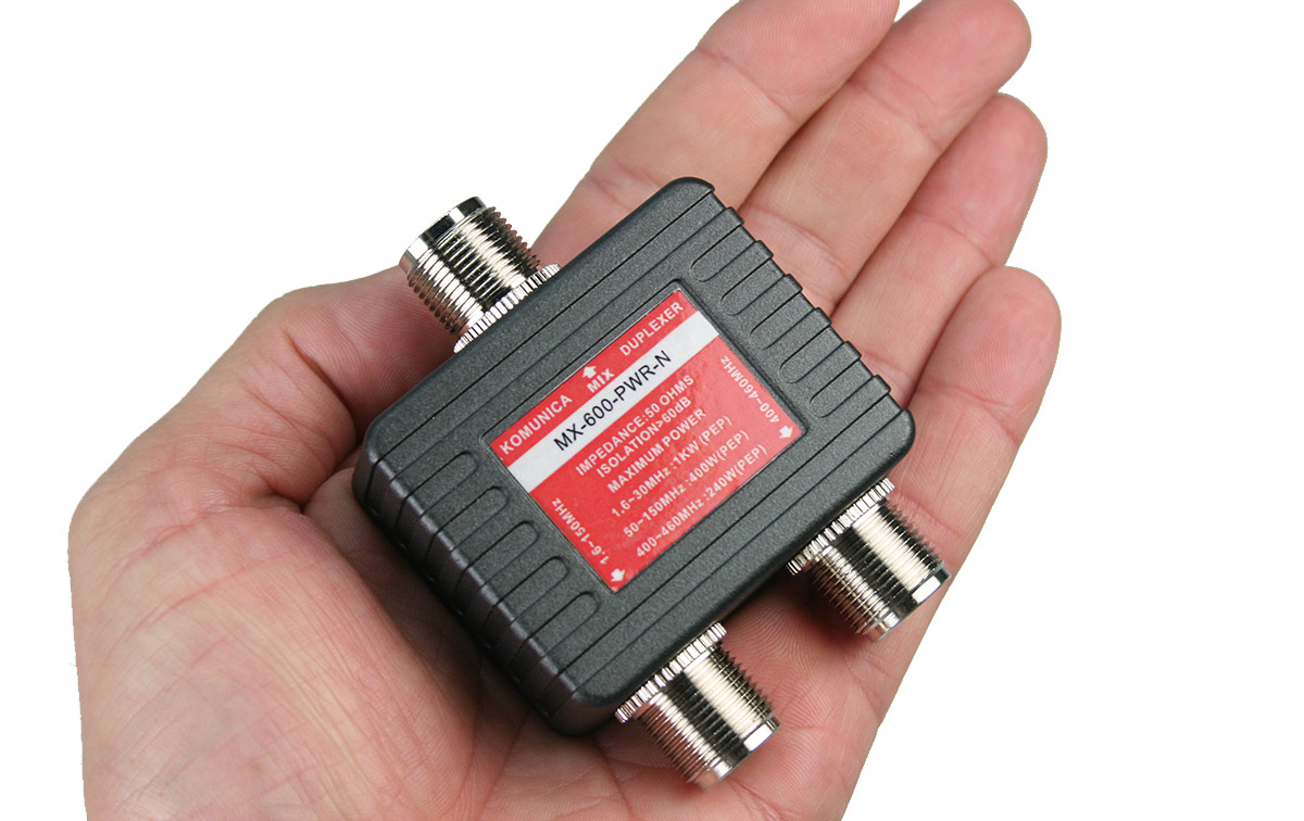  KOMUNICA MX-600-PWR-N es un duplexor sin cables que ofrece la flexibilidad de operar en dos rangos de frecuencia diferentes utilizando una sola antena y conectores N hembra. Esto lo hace adecuado para aplicaciones de radioaficionados y comunicación que requieren una conmutación eficiente entre bandas de frecuencia. Su diseño compacto y sin cables facilita la instalación.