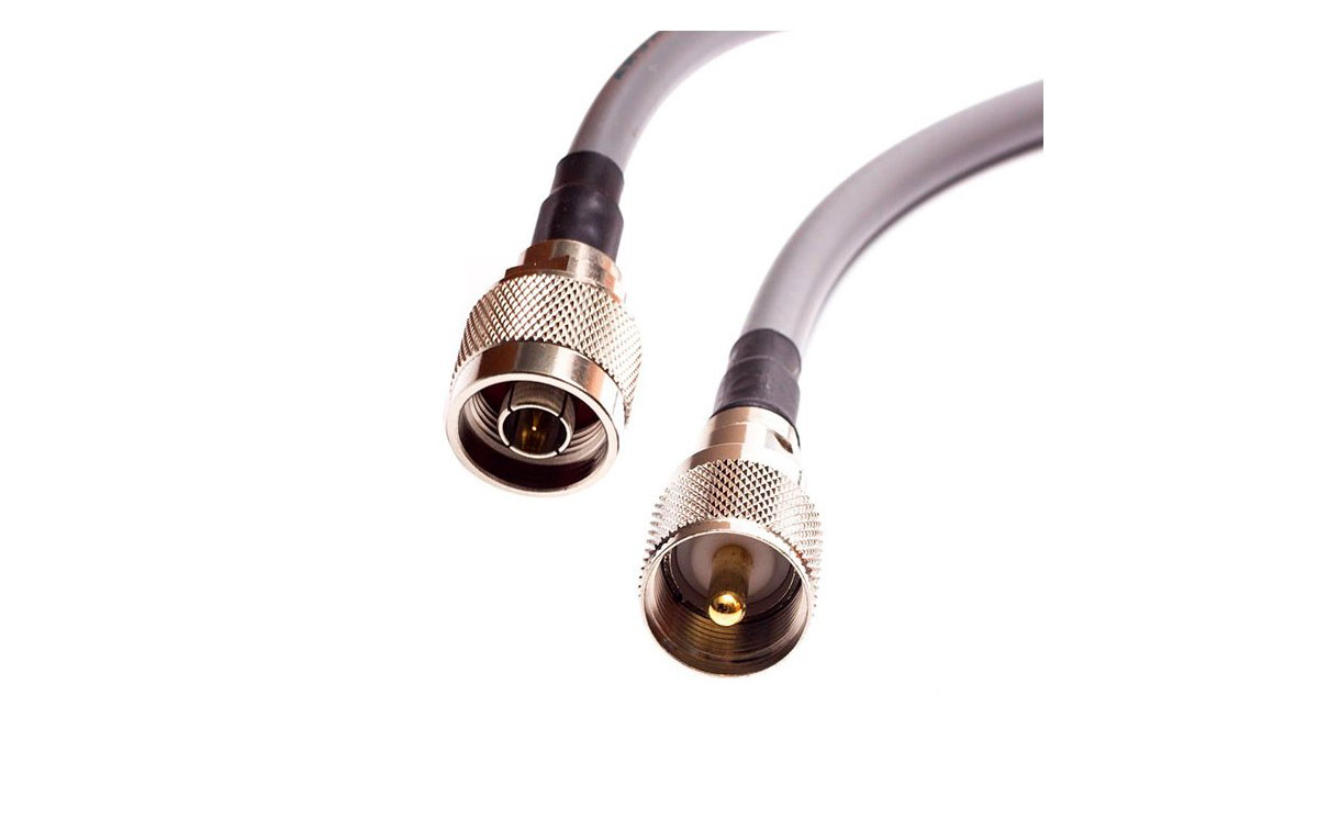 Conector N Macho en la Salida 400-470 MHz: En la salida correspondiente al rango de frecuencia de 400-470 MHz, el duplexor tiene un conector N macho. Este conector se utiliza para conectar la antena o el cable de transmisión que se utiliza en este rango de frecuencia.