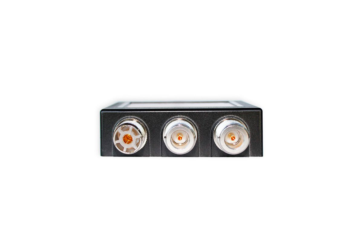 Triplexor: Un triplexor es un dispositivo que permite combinar y distribuir señales desde tres dispositivos o antenas diferentes en diferentes bandas de frecuencia a través de una única línea de transmisión. En este caso, el MX-1300-PWR-N es un triplexor de tres vías. 
