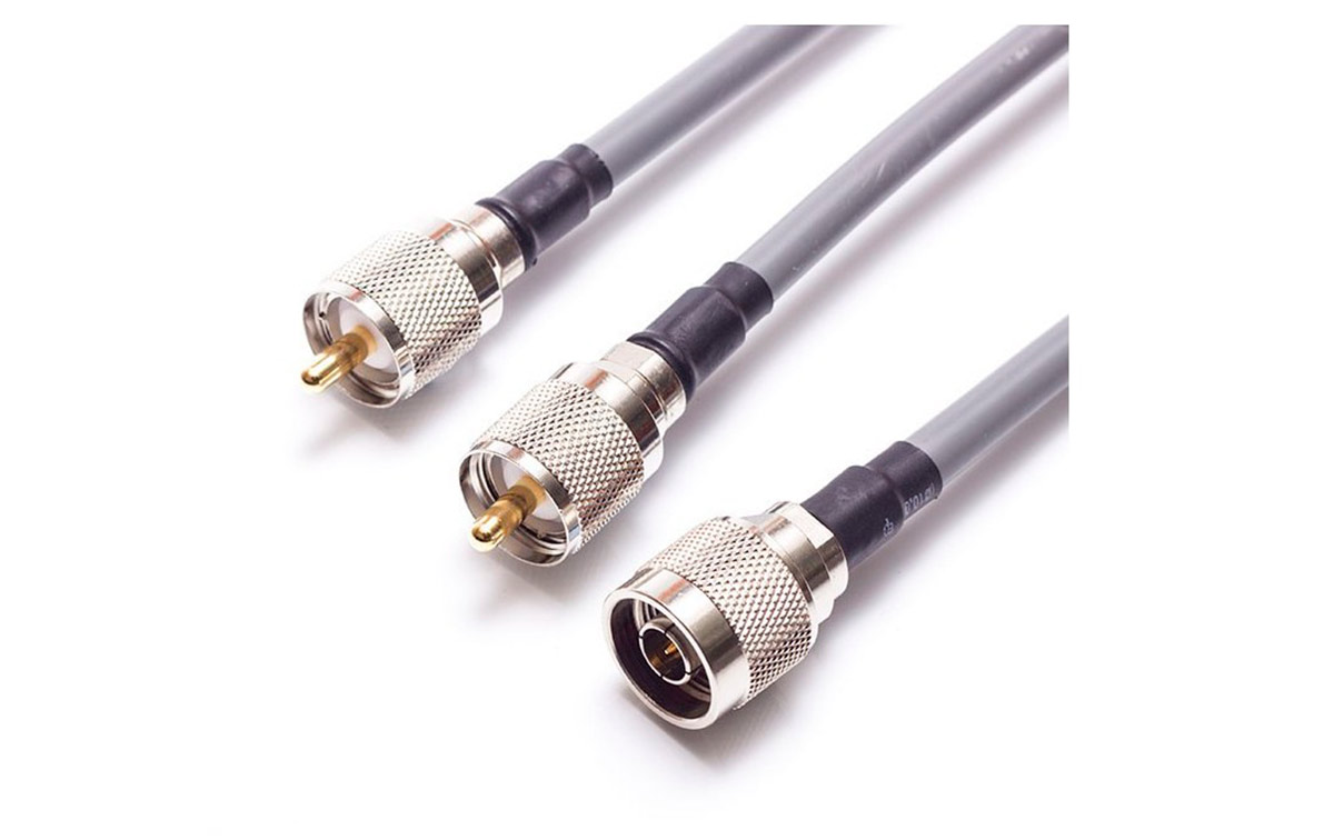 El KOMUNICA MX-2000-PWR-N es un triplexor con un cable de 35 cm de longitud que permite operar en tres rangos de frecuencia diferentes utilizando una sola antena. Este dispositivo es útil en aplicaciones de radioaficionados y comunicación donde se necesita una flexibilidad para transmitir y recibir en múltiples bandas de frecuencia.