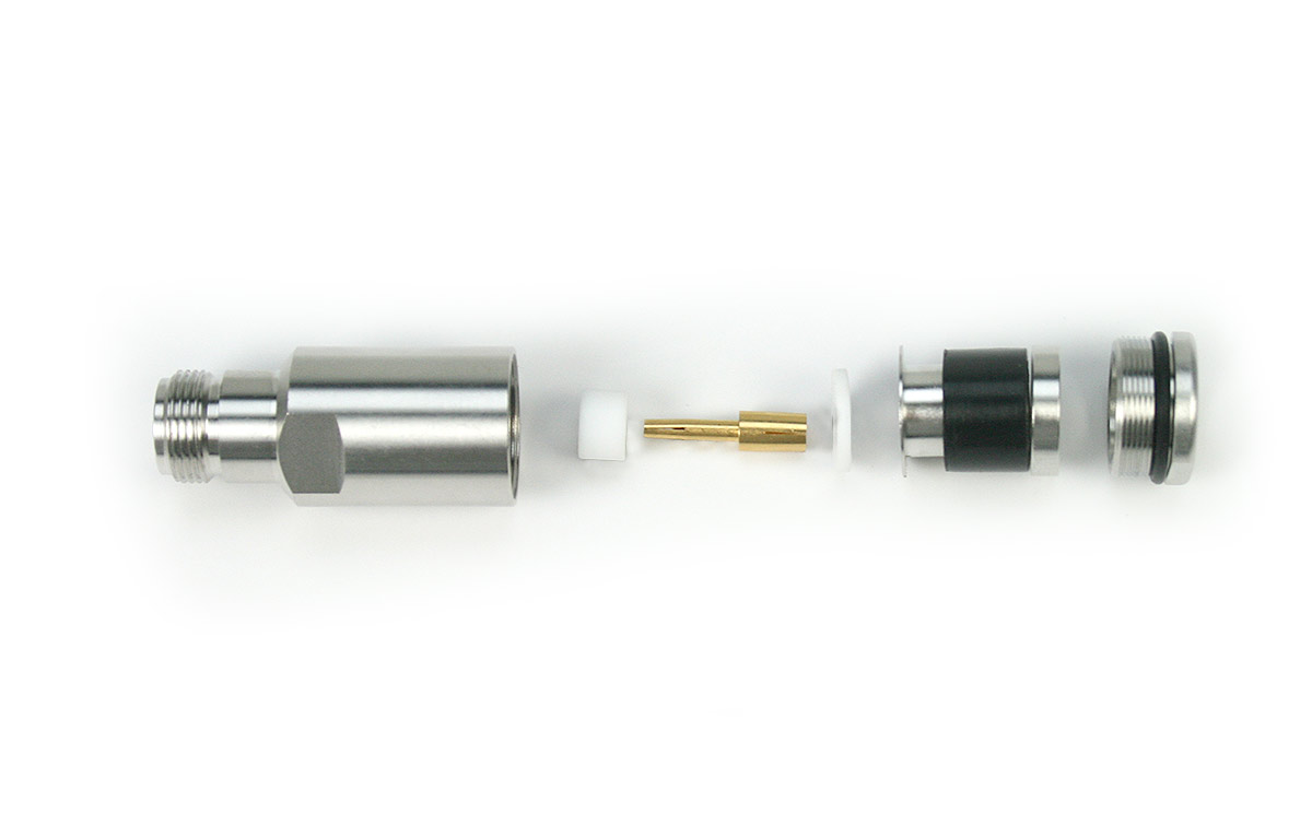 El pin dorado en el conector ayuda a mejorar la conductividad y a reducir la corrosión, lo que es importante para mantener una señal de alta calidad y una baja pérdida de señal a lo largo del cable y la conexión.
