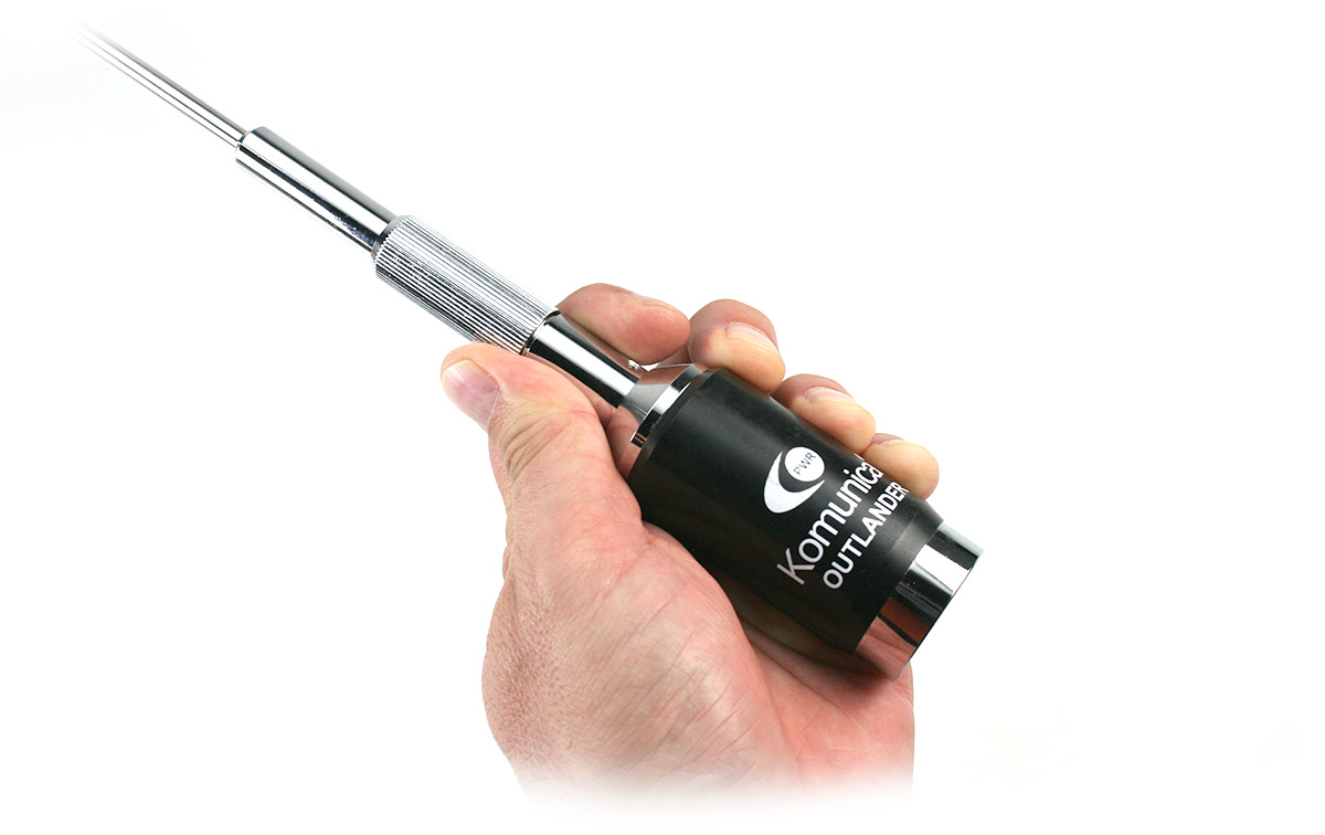 Amplio Rango de Frecuencia: Cubriendo un rango de frecuencia de 143-147 MHz en VHF y 435-445 MHz en UHF, esta antena es adecuada para una variedad de bandas y aplicaciones.