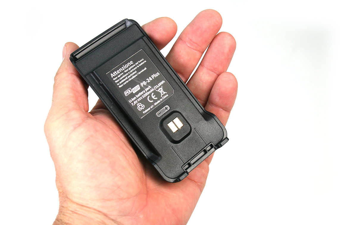 La batería PB-24PLUS de POLMAR es una opción de alta capacidad diseñada para proporcionar una mayor duración de la batería en los walkie-talkies POLMAR DB-10 MKII y DB-5 MKII. Esto puede ser especialmente beneficioso en situaciones donde se requiere una comunicación prolongada sin acceso a una fuente de alimentación para recargar la batería. 