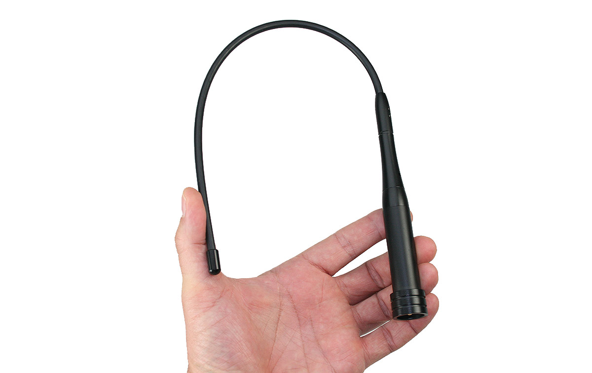 Longitud de 430 mm: Con una longitud de 430 mm, esta antena es de tamaño moderado y flexible, lo que facilita su instalación en vehículos o en otras ubicaciones donde se necesita una antena flexible.