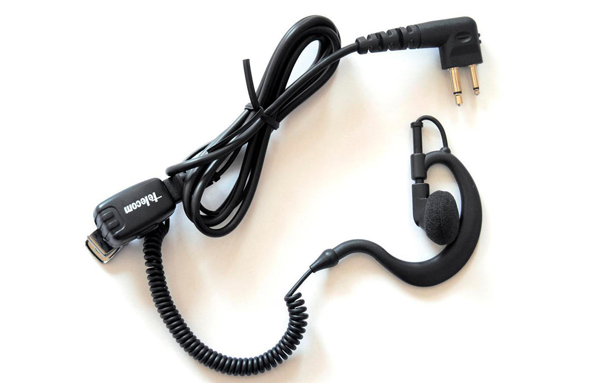 micro-auricular ergonómico giratorio con micro tipo solapa. cable negro rizado.