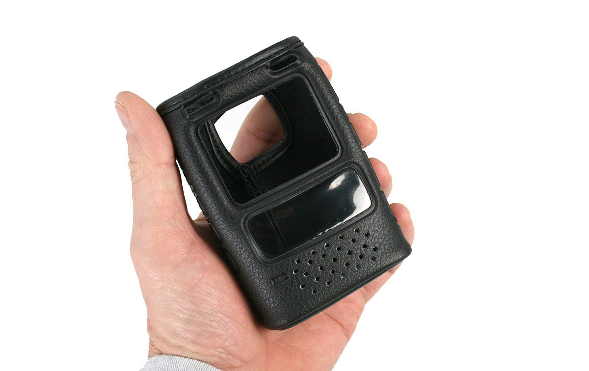 funda proteccion para walkie ft-5d color negro fabricada en vinilo cuero sentitico.