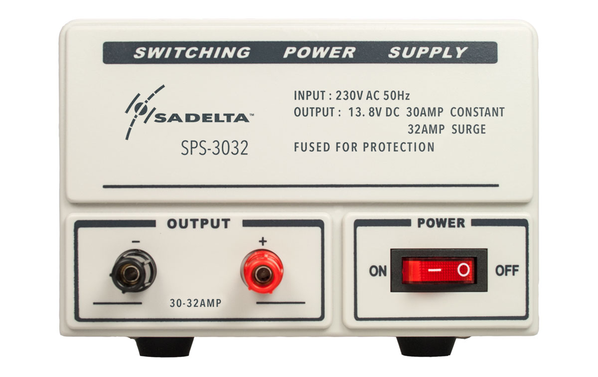 fuente de alimentación conmutada con entrada a 220 voltios y salida a 13.8 voltios. 30 amperios continuos y 32 de pico. su tamaño de 250 x 155 x 115 mm la hacen ideal para colocar en cualquier hueco de una forma fácil y sin complicaciones.