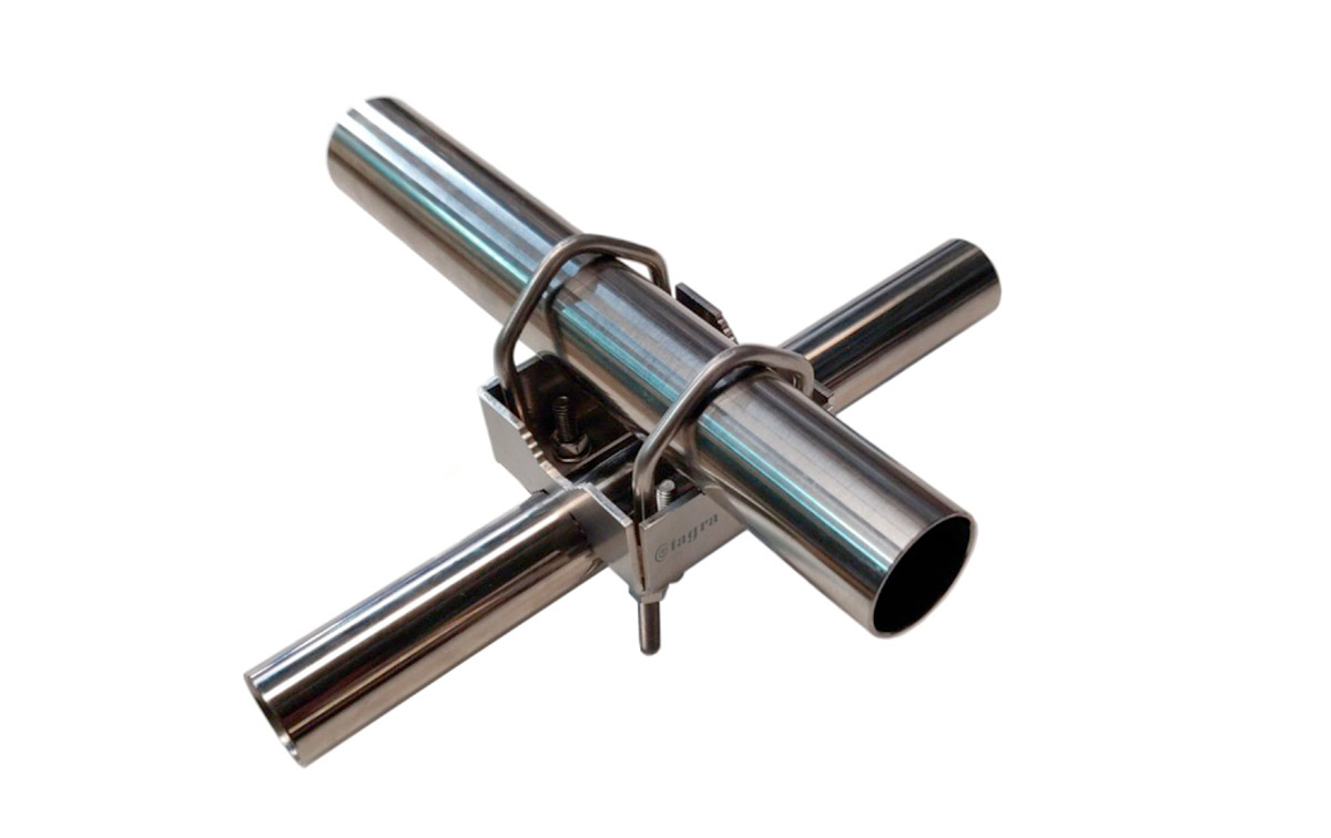 tagra svh-100 es un soporte robusto y versátil para montar antenas en mástiles de hasta 45 mm, con la ventaja adicional de estar construido con materiales resistentes como el acero inoxidable para garantizar una larga vida útil y protección contra la corrosión.