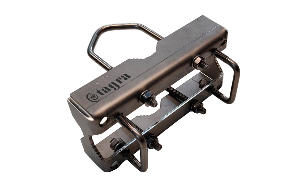 Este soporte está fabricado en acero inoxidable y es compatible con mástiles de hasta 45 mm de diámetro. La tornillería incluida consiste en tornillos M6 de acero inoxidable, lo que proporciona durabilidad y resistencia a la corrosión.