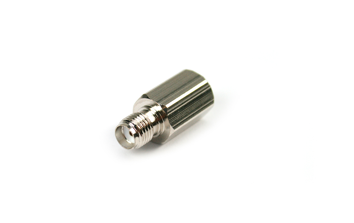 La antena tiene una ganancia de 2,15 dB y una potencia máxima de 25 vatios, lo que la hace ideal para su uso en walkie-talkies. El conector en el extremo del cable es un SMA macho, que se puede conectar directamente al conector SMA hembra en el walkie-talkie.