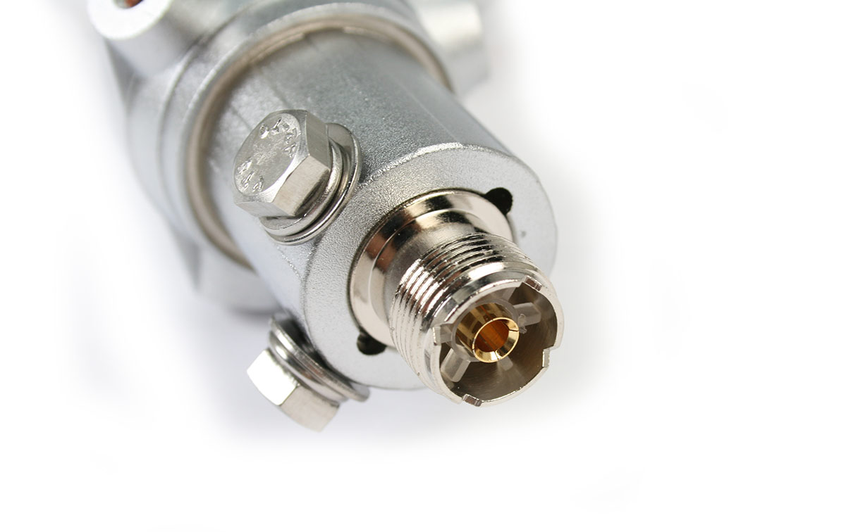 la antena vertical diamond v3000pl para 50 mhz (ganancia de 2,15 dbi), 144 mhz (ganancia de 6,2 dbi) y 430 mhz (ganancia de 8,4 dbi) consta de una construcción de varilla de fibra de vidrio, que se entregará preajustada y totalmente resistente a la intemperie. se incluyen los soportes de montaje del mástil. equipado con un conector pl hembra. potencia máxima: 150 vatios. longitud 2,5 mts en dos tramos. dispone de tres radiales 2 para 2m/70cm y 1 para 50 mhz