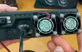 La doble ventilación proporciona un flujo de aire adicional sobre la zona posterior del equipo, ayudando a disipar el calor cuando la emisora trabaja durante periodos prolongados. Es una mejora especialmente interesante teniendo en cuenta que esta nueva W