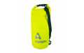 La AQUAPAC 735 es una bolsa seca impermeable de alta capacidad con una capacidad de 25 litros, diseñada para mantener tus pertenencias seguras y secas en entornos acuáticos y al aire libre. Además, esta bolsa incluye una correa para el hombro que facilita