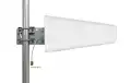 In particular, this antenna is adapted to cover the 5G bands, including 700 MHz and 3,500 MHz frequencies. Compatibility with these bands is crucial as the deployment of 5G technology uses a variety of frequencies to transmit data at high speeds and low l
