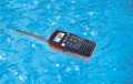 Floating and waterproof: This feature is essential in marine environments. If dropped into water, the walkie-talkie will float and is also designed to turn on automatically. Additionally, it will activate the emergency light for easy location, which is cr