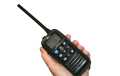 ICOM IC-M37E Walkie Talkie en la mano tamaño real