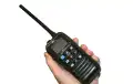 ICOM IC-M37E Walkie Talkie en la mano tamaño real