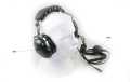 O confortável sistema acolchoado está equipado com dois fones de ouvido circumaurais, uma faixa de cabeça ajustável para maior conforto e um braço de microfone flexível e ajustável com proteção contra vento (taxa de redução de ruído = 24 dB).