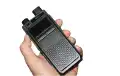 Talkie-walkie professionnel POC LTE 4G tenu en main