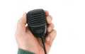 El micrófono cuenta con un botón de PTT (presionar para hablar)