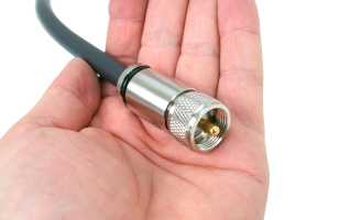 El conector PL (también conocido como conector UHF) es un tipo de conector de radiofrecuencia comúnmente utilizado en aplicaciones de radioaficionados, sistemas de antenas y equipos de comunicación. El conector PL macho se utiliza en el extremo de un cabl