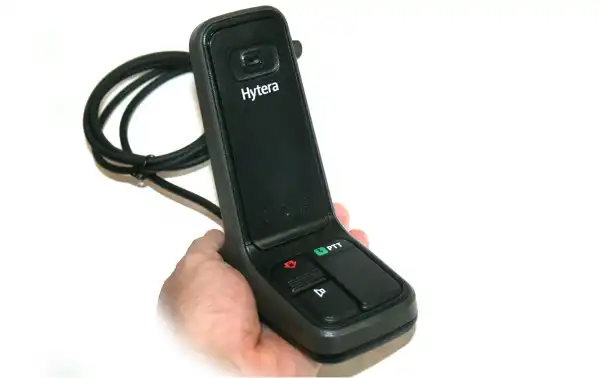 HYTERA SM10A1 tenu en main pour en voir la taille réelle
