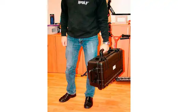 TAK-530-VERB LAFAYETTE Maleta plastico reforzado con ruedas. Color NEGRO 