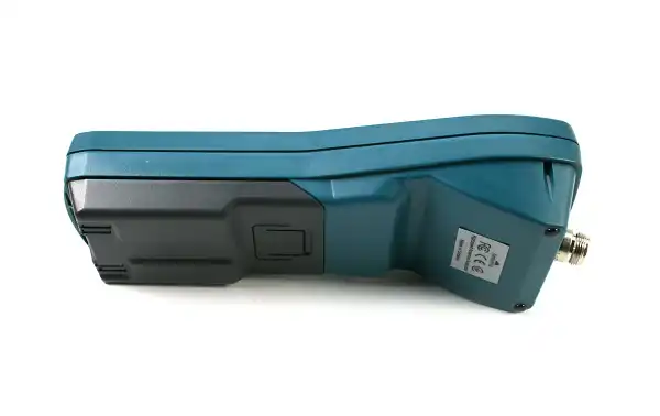 Alimentation : 3 piles AA de 1,5 V ou 3 piles AA Ni-Mh de 1,2 V