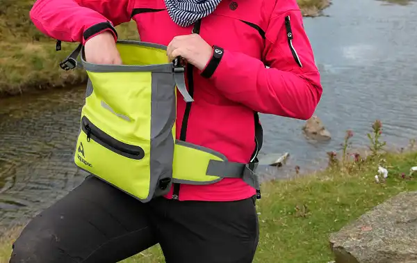 AQUAPAC821 Super reinforced waterproof fanny pack 3 liters fluorescent green