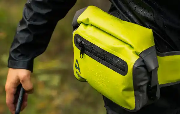 AQUAPAC821 Super reinforced waterproof fanny pack 3 liters fluorescent green